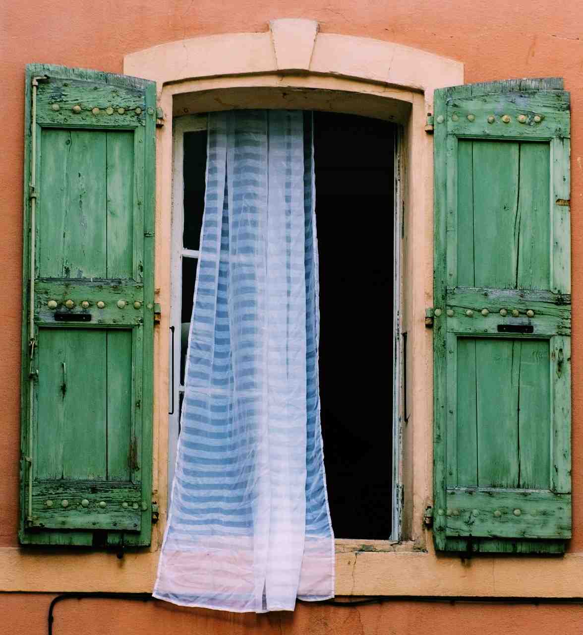 fenêtres à la française, des rideaux de dentelle, volets en bois